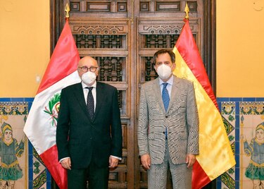 Enviado español visita Perú refinería Repsol donde ocurrió el derrame