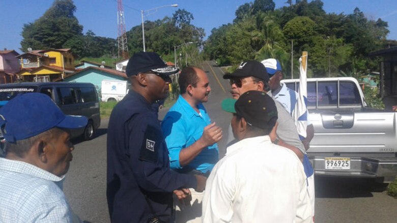 Jubilados y pensionados cierran puente sobre río Changuinola