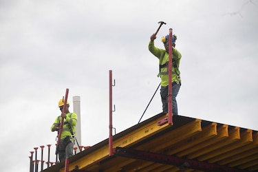 Construcción avanza, pero el camino es largo
