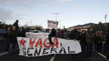 Independentistas catalanes bloquean carreteras y vías de ferrocarril