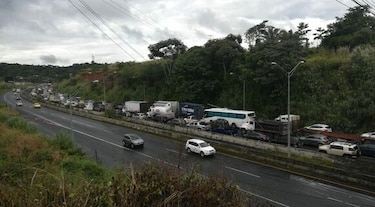 Colisión múltiple provoca ‘enorme’ tranque en la autopista Arraiján-La Chorrera