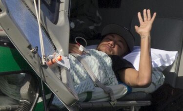 Médicos del Barça visitan a Neymar y certifican su buena evolución