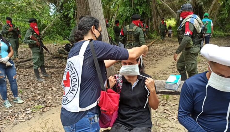 ELN libera a tres civiles en noreste de Colombia, en medio de espiral de violencia