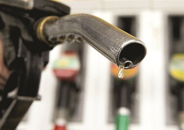 Muy volátil, el precio del petróleo continúa al alza