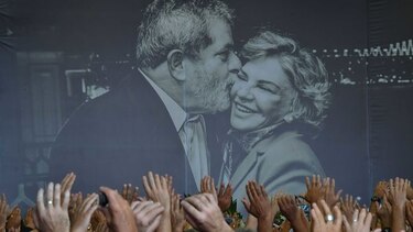 Expresidente Lula vela a su esposa acompañado de ciudadanos y la izquierda brasileña
