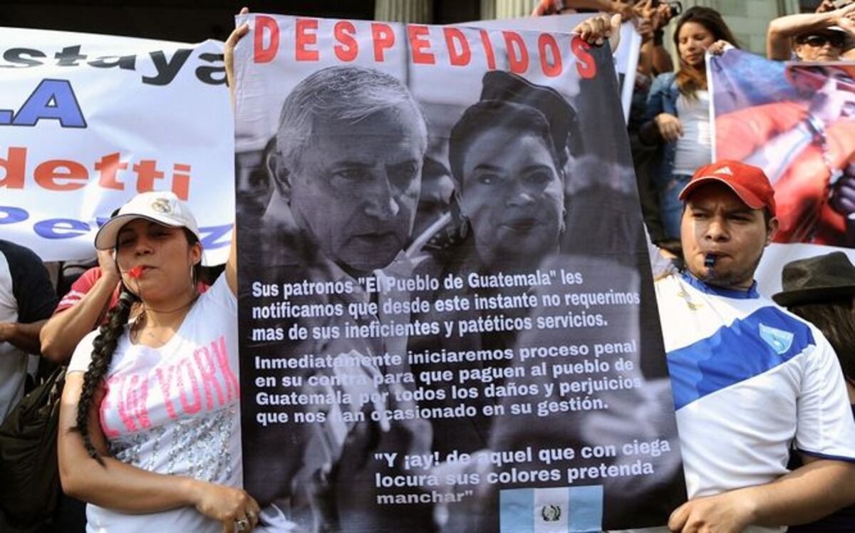 Guatemaltecos piden renuncia de presidente y vicepresidenta por escándalo de corrupción