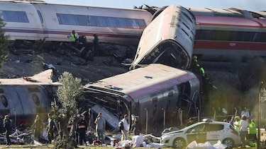 Cuál fue la posible causa del choque de trenes de alta velocidad que deja al menos 69 muertos en España