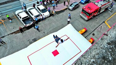 Cuerpo de Bomberos prueba cama inflable para rescatar a personas