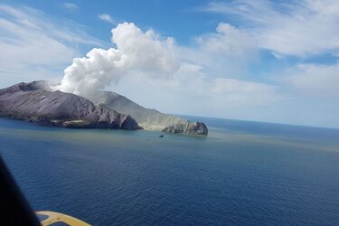 Al menos seis muertos, desaparecidos y decenas de heridos tras erupción de volcán