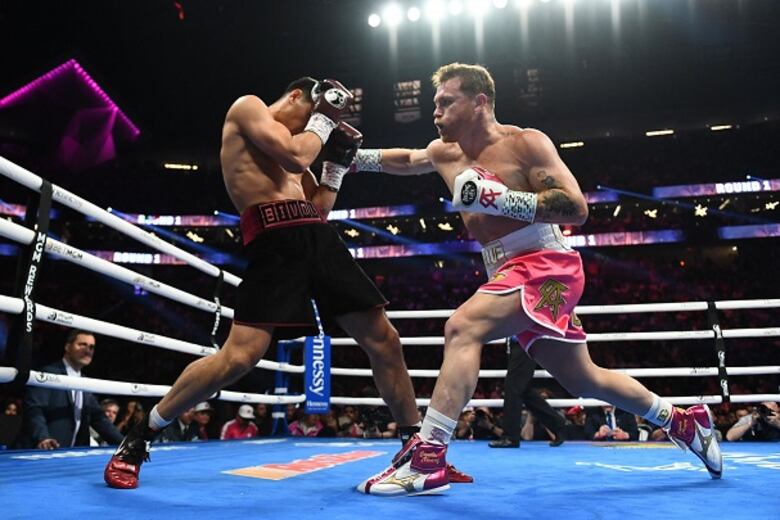 El mexicano Canelo Álvarez cae ante el ruso Bivol, el segundo púgil que lo derrota