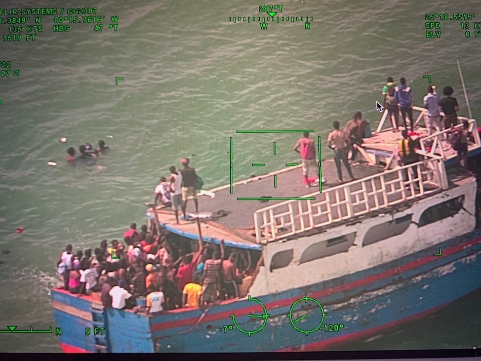 Al menos 350 haitianos quedan bajo custodia tras llegar a las costas de Florida