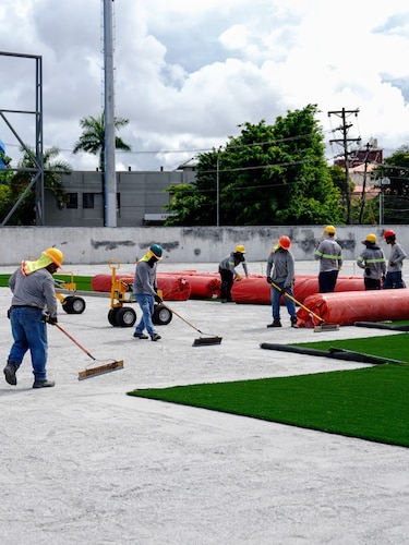 El estadio Roberto Mariano Bula en Colón alcanza 79% de avance y se instala grama sintética