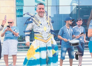 Uruguayos ponen la fiesta celeste a su llegada a Doha