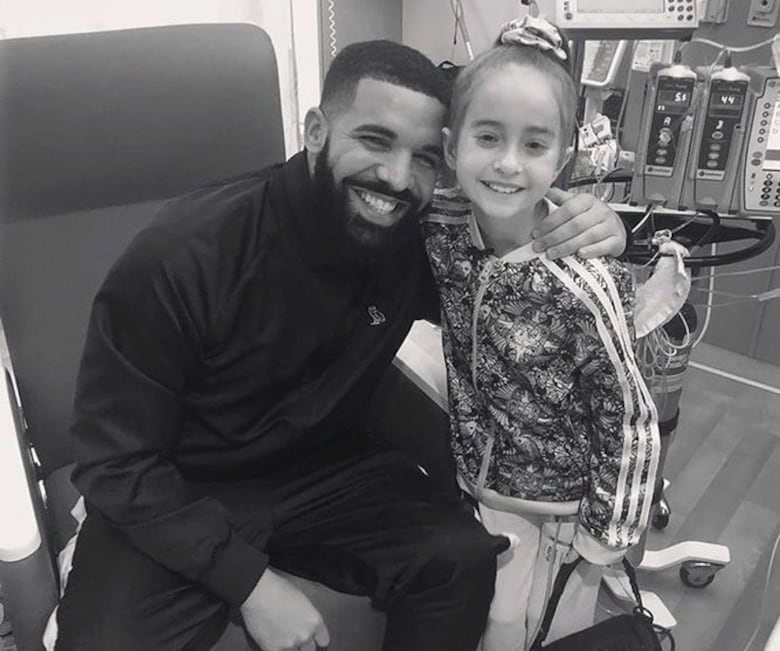 Drake visita a niña hospitalizada que lo invitó a cumpleaños