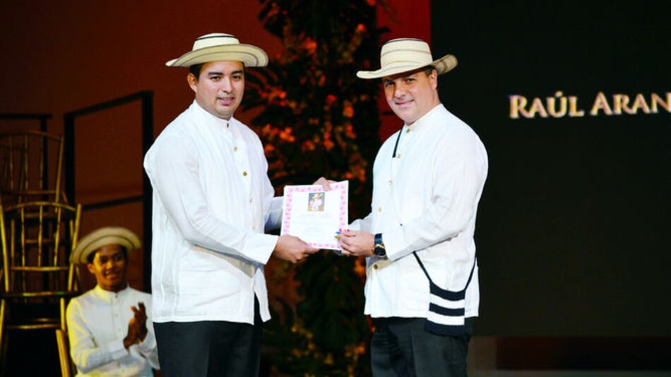 Capital Bank entrega medalla Moisés Cohen