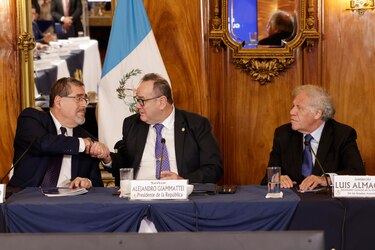 Giammattei entrega propuesta de transición a nuevo presidente electo de Guatemala, Bernardo Arévalo de León