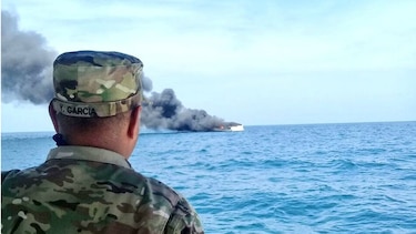 Dos personas son rescatadas tras incendiarse yate cerca de isla Contadora