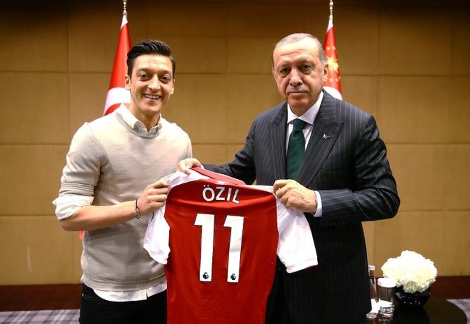 Özil, criticado por una foto con el presidente turco, deja la selección alemana