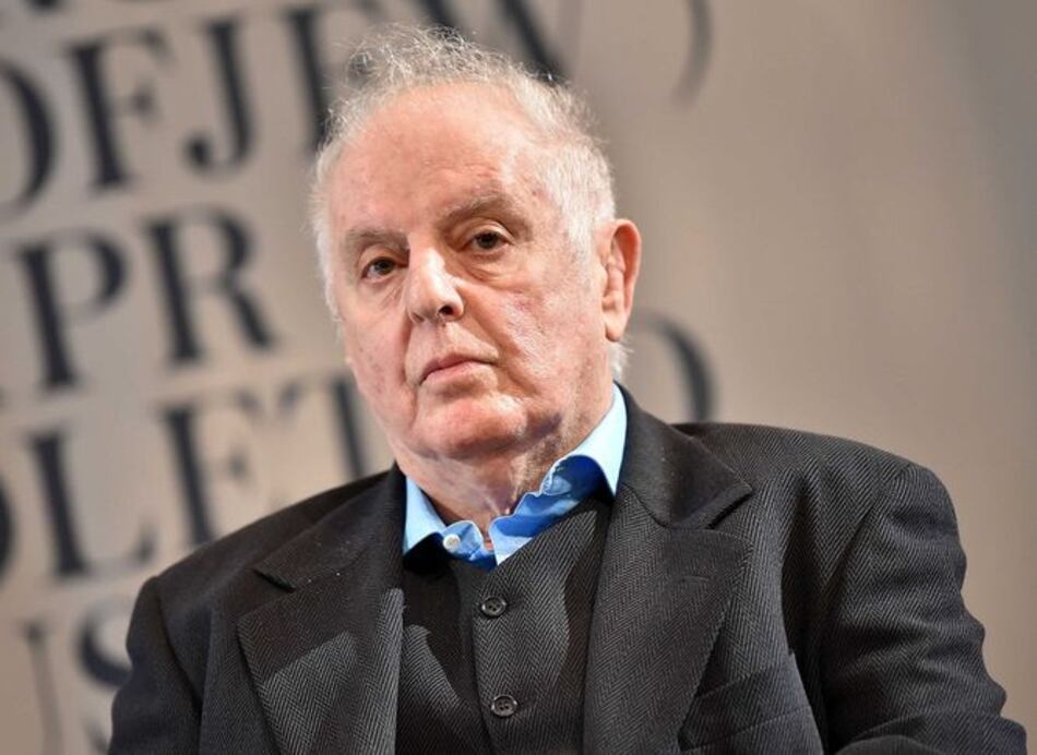 El director Daniel Barenboim devuelve prestigioso premio musical