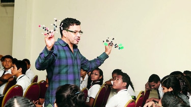 ICBG lleva la ciencia a las aulas