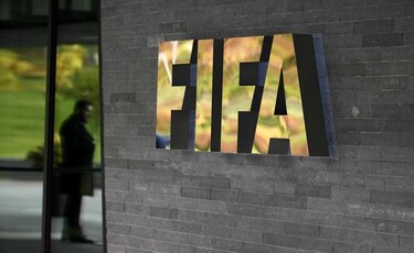 Miembro de comisión de Ética de la FIFA dimite; es acusado de corrupción