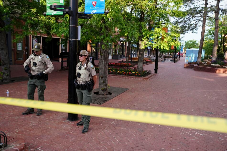 Agentes de migración de Estados Unidos detienen a la familia del sospechoso del ataque en Colorado