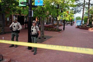 Agentes de migración de Estados Unidos detienen a la familia del sospechoso del ataque en Colorado