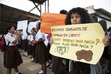 Estudiantes del Instituto José Dolores Moscote cierran calles y exigen respuestas al Meduca