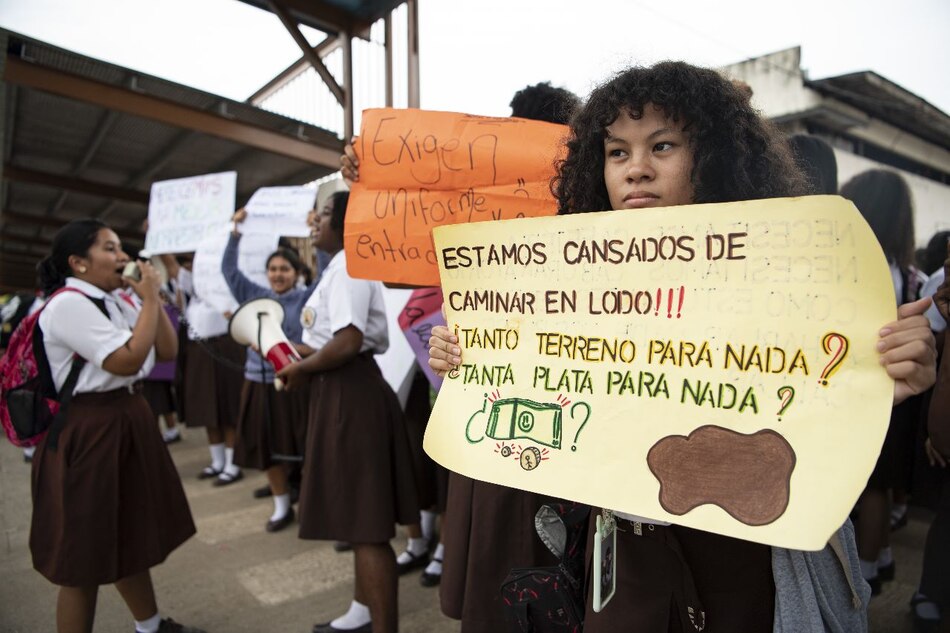 Estudiantes del Instituto José Dolores Moscote cierran calles y exigen respuestas al Meduca