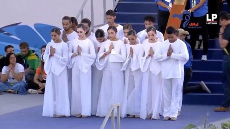 El papa habla de 'bullying' y acoso, en el vía crucis con los jóvenes