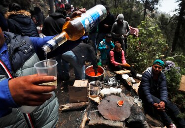 Aldeanos llevan ofrendas al volcán Iztaccíhuatl