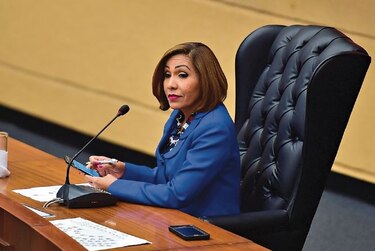Dos excontralores cuestionan a diputada Yanibel Ábrego