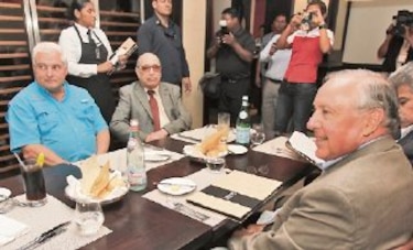 Martinelli se acerca a exministro Vallarino