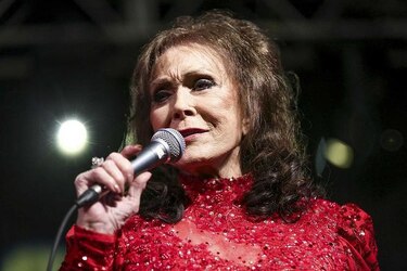 Leyenda del country Loretta Lynn retrasa su álbum tras sufrir derrame cerebral