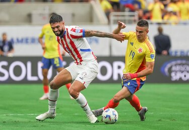 Colombia derrota 2-1 a Paraguay con dos cabezazos y sendos centros de James Rodríguez
