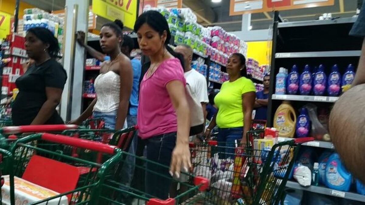 Residentes de El Chorrillo hacían fila esta tarde en el supermercado para cambiar los bonos.