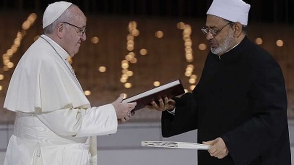 El papa y el imán de Al-Azhar piden fraternidad y libertad de creencias en Abu Dabi