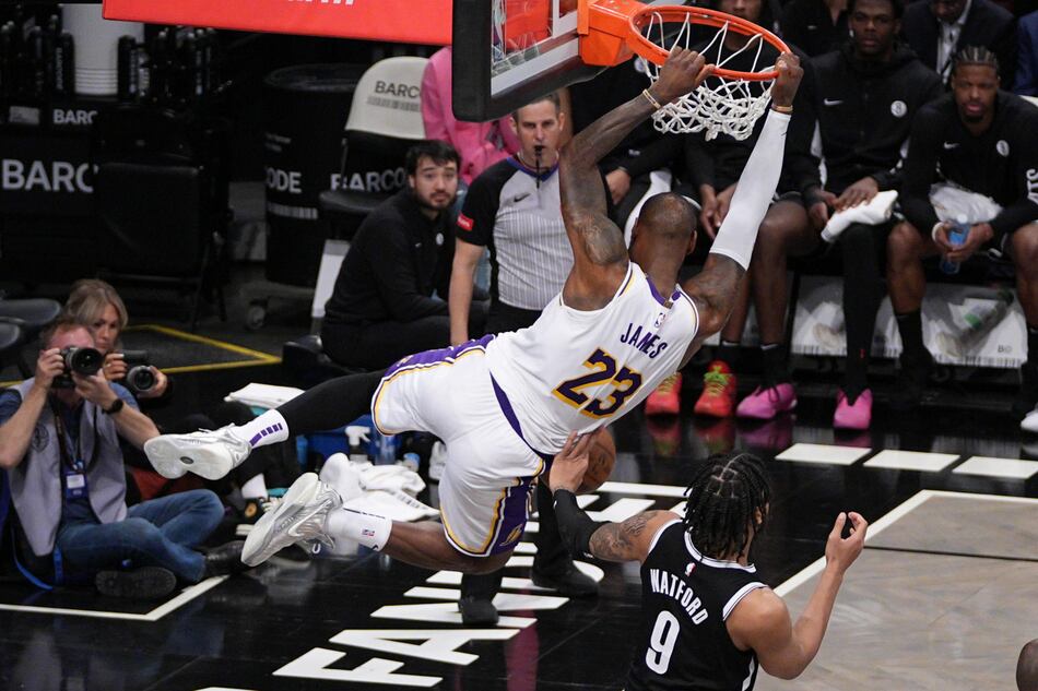 LeBron James alecciona a los Nets con 9 triples y 40 puntos