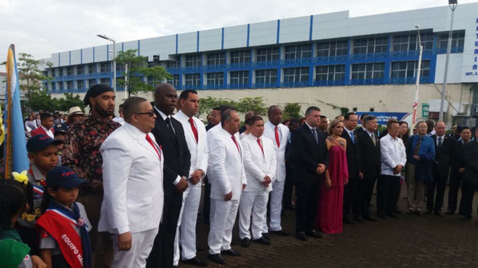 Consejo Municipal de Colón iza la bandera sin la presencia del mandatario