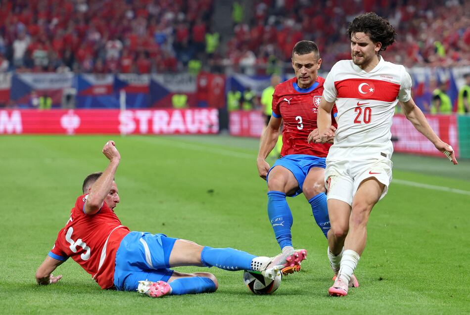 Turquía se lleva un duelo intenso y queda segunda del Grupo F