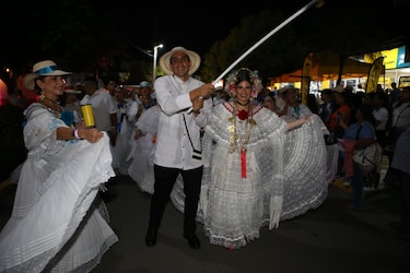 La pollera blanca se luce en desfile de la Feria Internacional de David