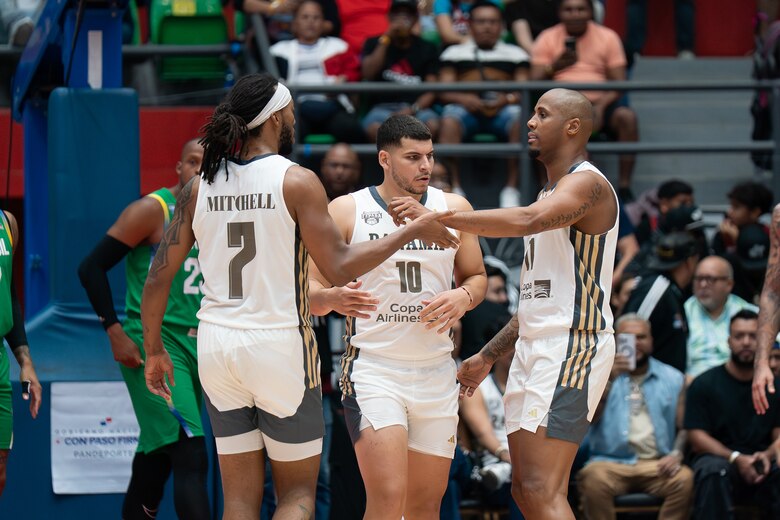 Panamá derrota a Brasil en una noche brillante de Iverson Molinar