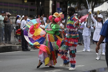 Delegaciones estudiantiles llenan de color la vía España; después de 14 años, regresaron los desfiles