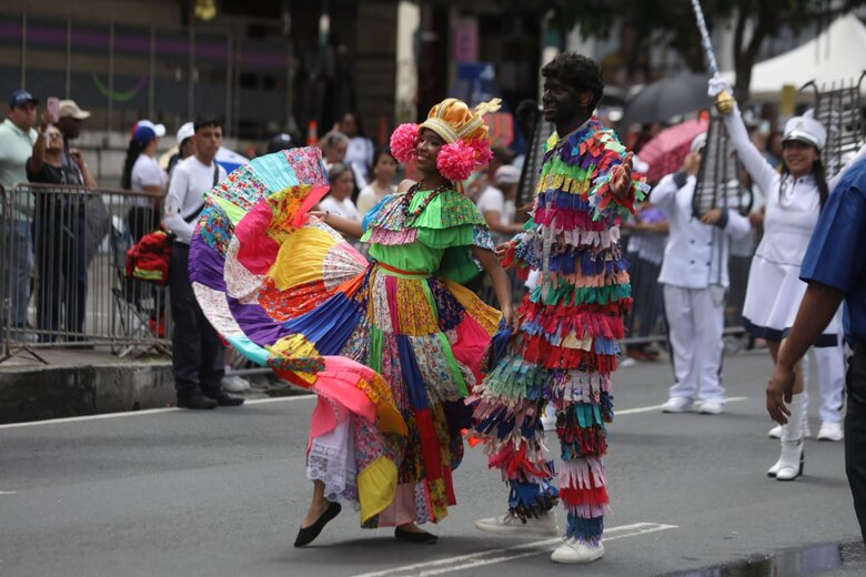 Delegaciones estudiantiles llenan de color la vía España; después de 14 años, regresaron los desfiles