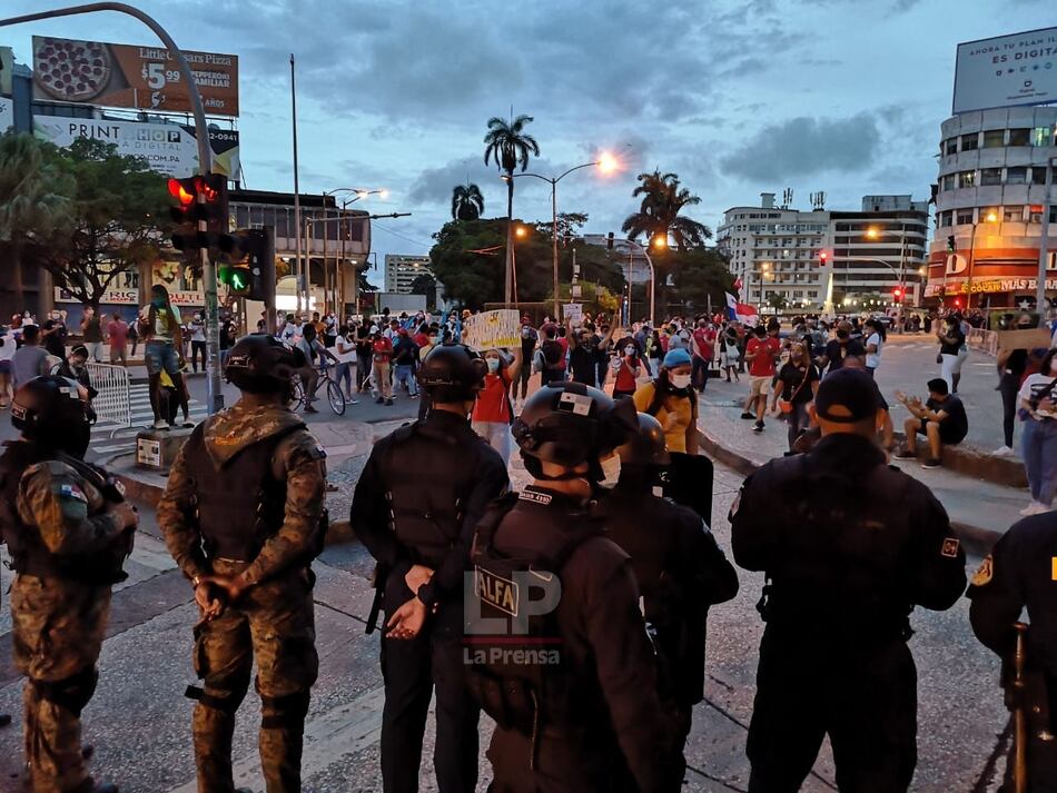 Protesta contra el Gobierno frente a la Asamblea Nacional; detienen a un periodista y lo liberan casi 5 horas después
