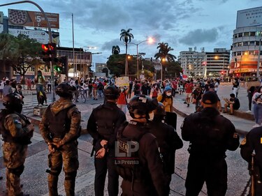 Protesta contra el Gobierno frente a la Asamblea Nacional; detienen a un periodista y lo liberan casi 5 horas después