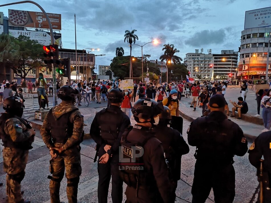Protesta contra el Gobierno frente a la Asamblea Nacional; detienen a un periodista y lo liberan casi 5 horas después