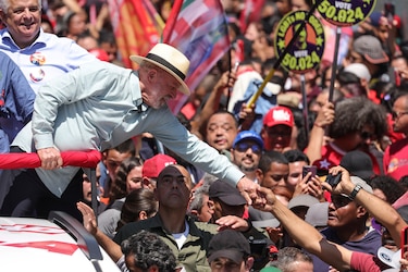 Bolsonaro y Lula se muestran cercanos al pueblo en sus últimas propagandas en TV