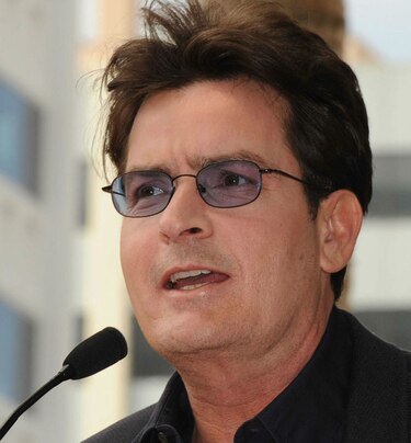 Charlie Sheen invita a otros famosos a revelar si son seropositivos
