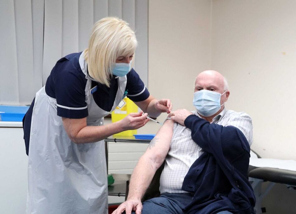 Nuevo confinamiento en el Reino Unido mientras la UE enfrenta críticas por la vacunación